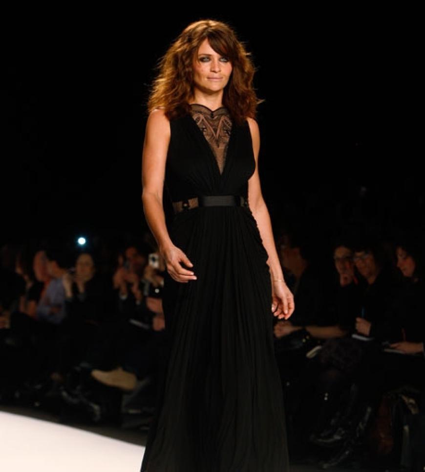 Topmodel Helena Christensen ließ es sich nicht nehmen und stolzierte ebenfalls über den Laufsteg. Sie freute sich über das Engagement ihrer vielen prominenten Kollegen