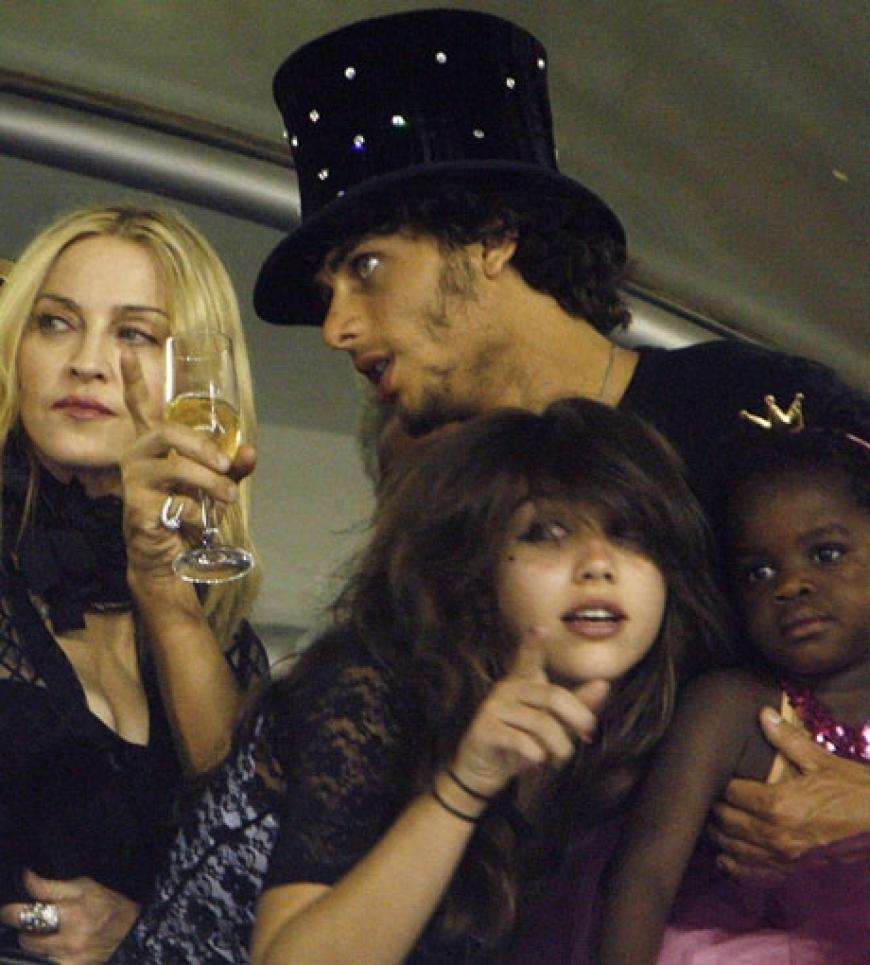 Madonna und Jesus sehen sich die Karneval-Parade in Rio an. Die Sängerin und ihr Lover sind immer noch glücklich zusammen - trotz Trennungsgerüchte