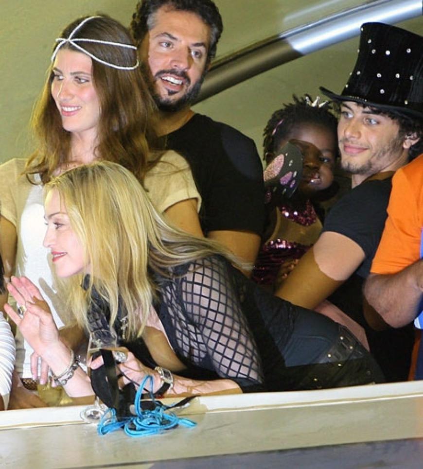 Madonna feuert die brasilianischen Tänzerinnen an, während Jesus die kleine Mercy James auf dem Arm hält