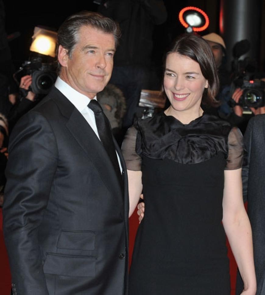 Trotz eisiger Temperaturen können sie noch lachen: Pierce Brosnan mit seiner Kollegin Olivia Williams