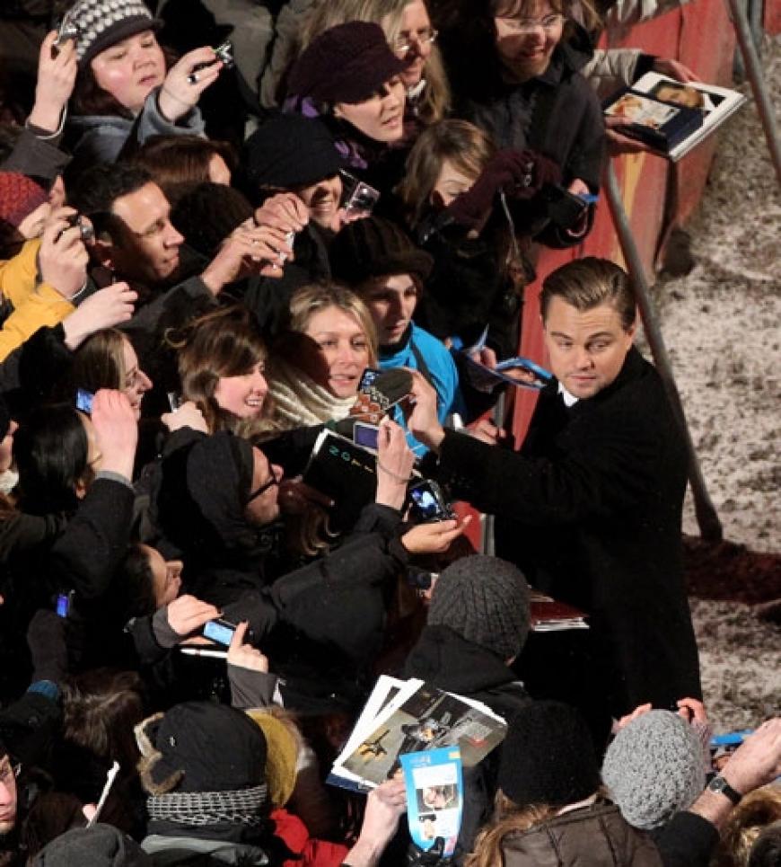 Von Fans umlagert: Leonardo DiCaprio erfüllt jedem einzelenen Fan den Autogrammwunsch