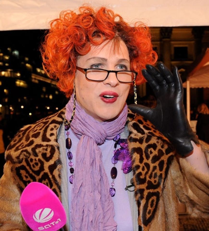 Vor die Tür gesetzt: Oliver Pocher alias Klatschreporterin Sylvia-Constanze von Weischenhorn durfte nicht zur Veranstaltung. Die Türsteher ließen den Comedian mit der spitzen Zunge abblitzen