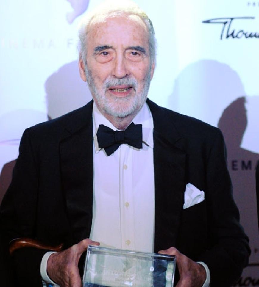 Der britische Schauspieler Sir Christopher Lee hält stolz seinen