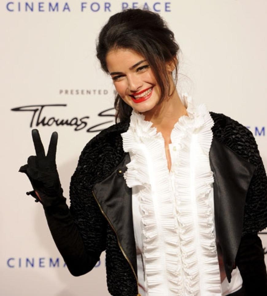 ... Ebenso Schauspielerin Shermine Sharivar