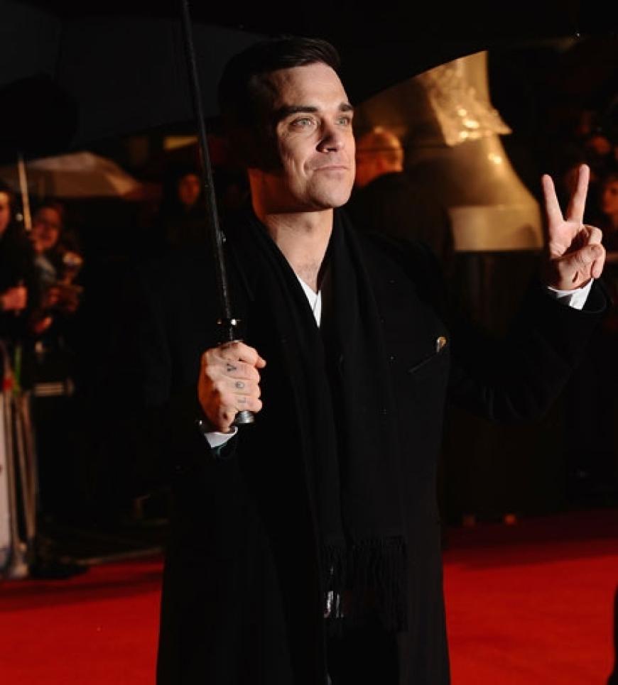 Gut gelaunt trotz Regenwetter: Robbie Williams auf dem roten Teppich