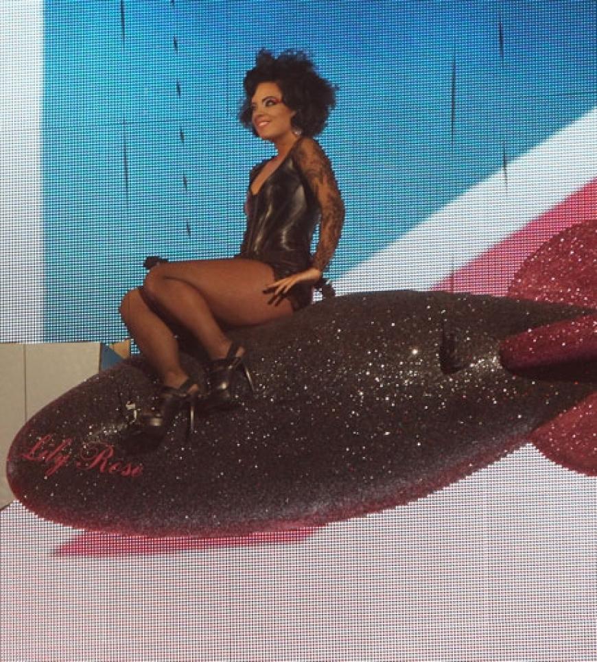 Aber auch die Show von Lily Allen konnte sich sehen lassen. Zunächst schwebte sie auf die Bühne und setzte sich gekonnt in Szene