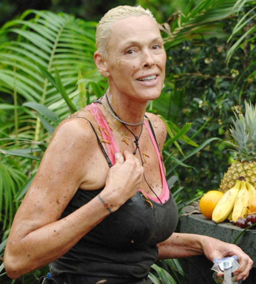 Die Blondine soll einen fiesen Cocktail trinken, lehnt diese Aufgabe jedoch ab