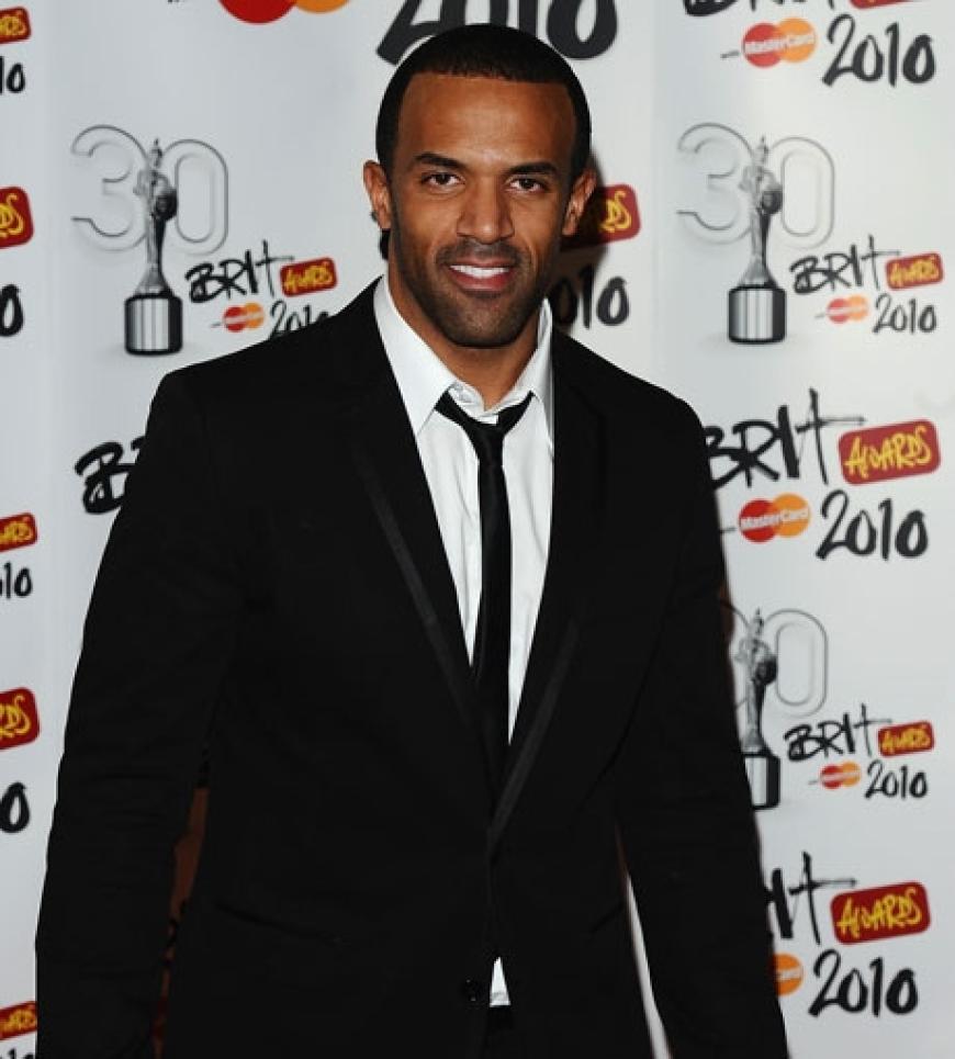 Sänger Craig David strahlt in die Kameras