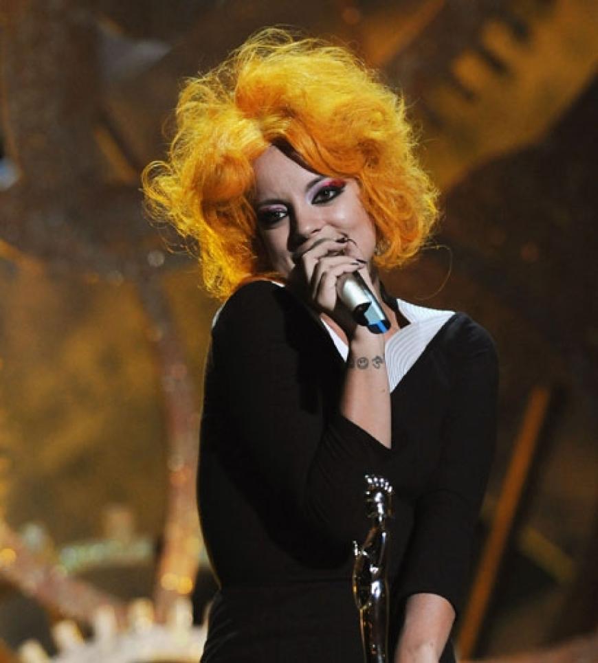 Lily Allen wechselte häufiger am Abend ihre Frisur: Hier zeigte sie sich mit einer Perücke a la Vivienne Westwood