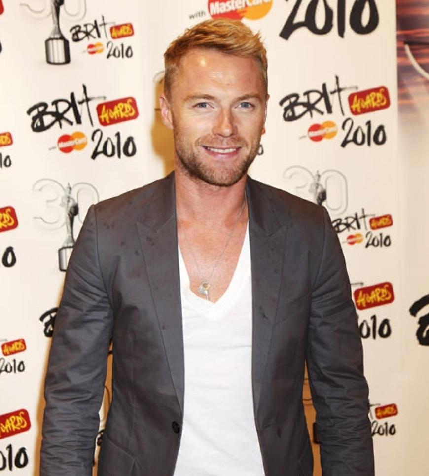 Gut gelaunt zeigte Ronan Keating auf dem roten Teppich in London