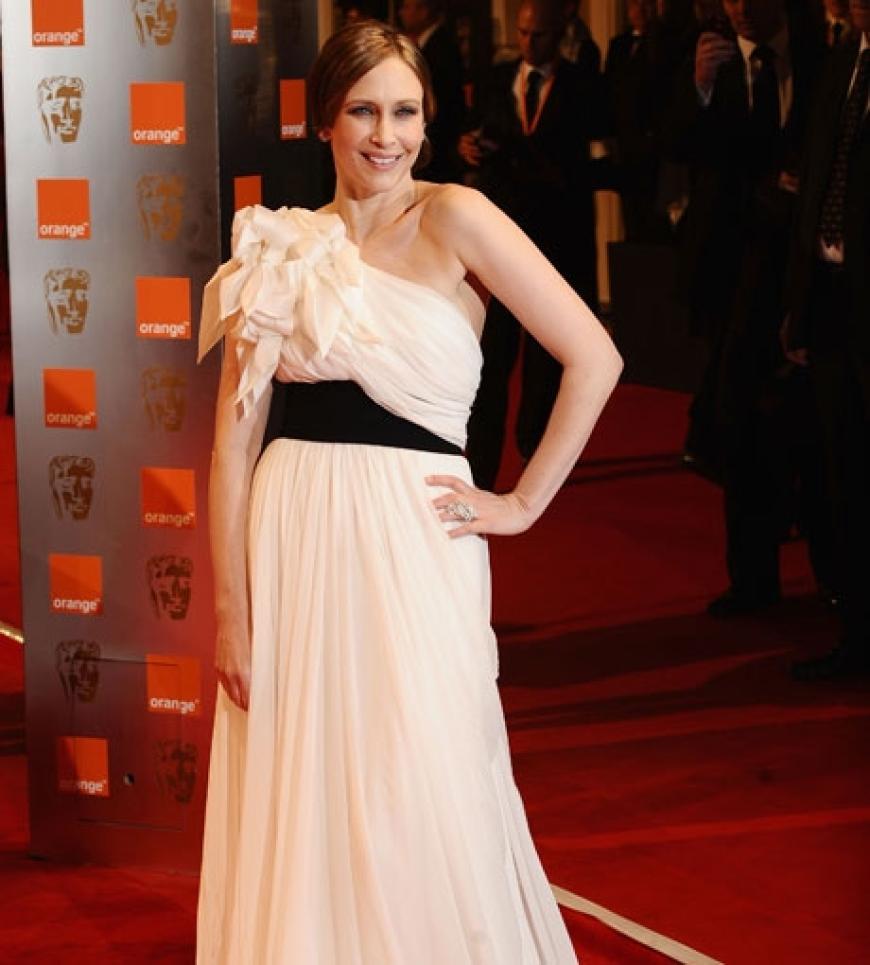 Wow! Vera Farmiga kam in einem cremefarbenen one-shoulder-Kleid ins Royal Opera House nach London