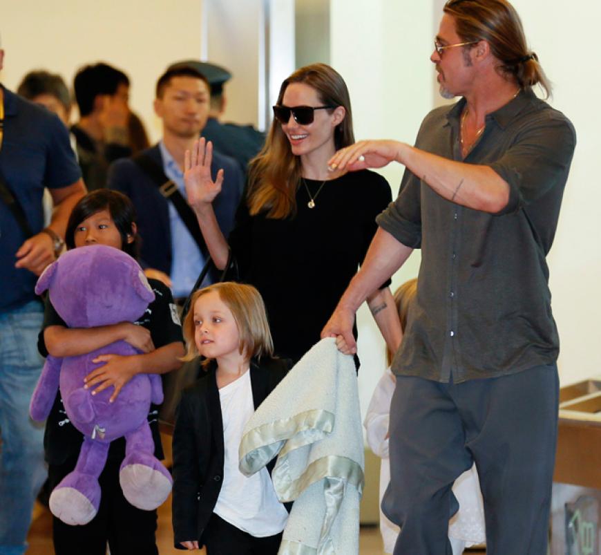 Winke, winke! Angelina Jolie und Brad Pitt reisten mit ihren Kindern. Am 5. August 2013 feiert Maddox übrigens seinen 12. Geburtstag - vielleicht gibt es dann ja auch noch eine extra-große Party in der japanischen Hauptstadt