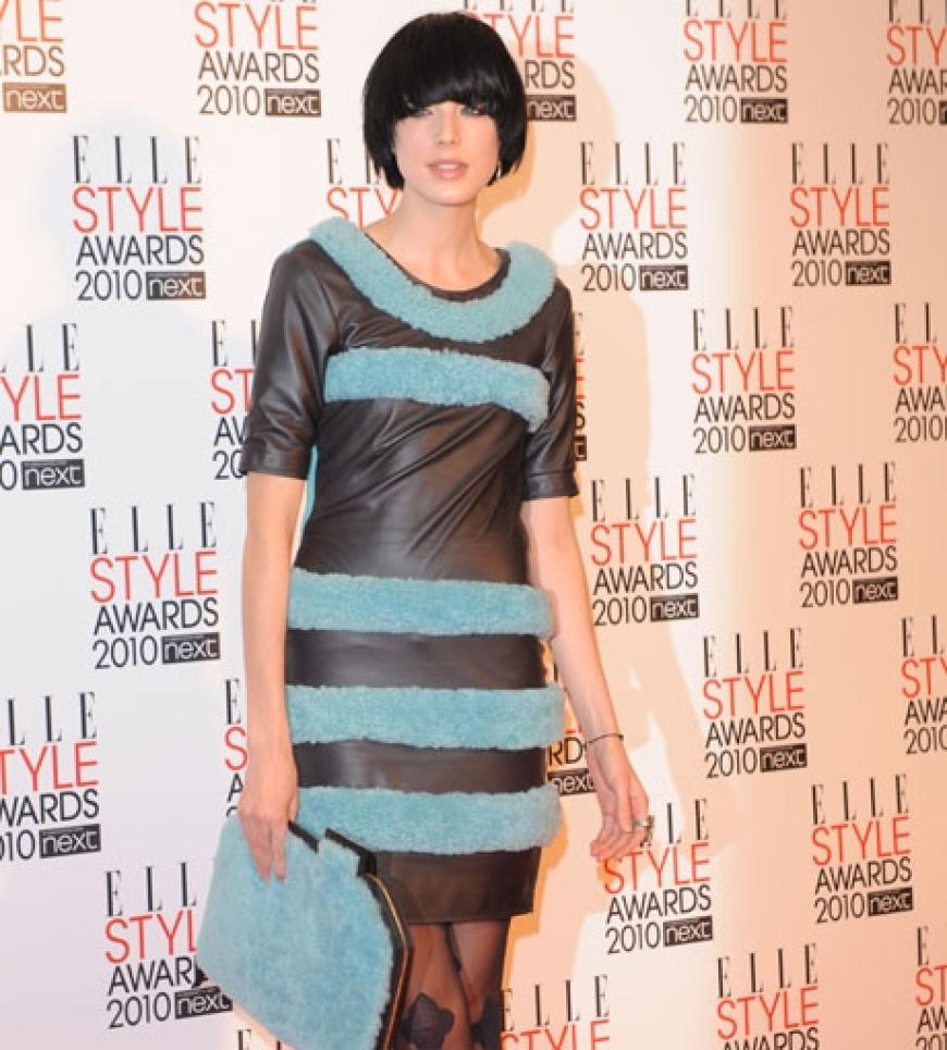 Model Agyness Deyn trug die passende Clutch zum Kleid