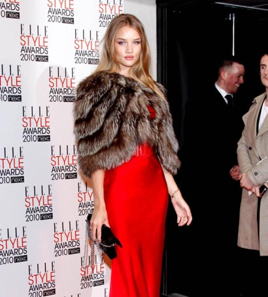 Model Rosie Huntington-Whiteley entschied sich für eine rote Robe mit Fell Stola