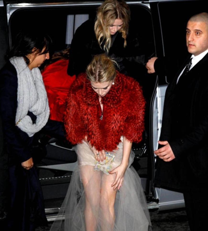 Mary-Kate Olsen hatte mit ihrem Kleid sichtlich zu kämpfen. Gut beschützt von zahlreichen Bodyguards kann sie jedoch das Schlimmste verhindern