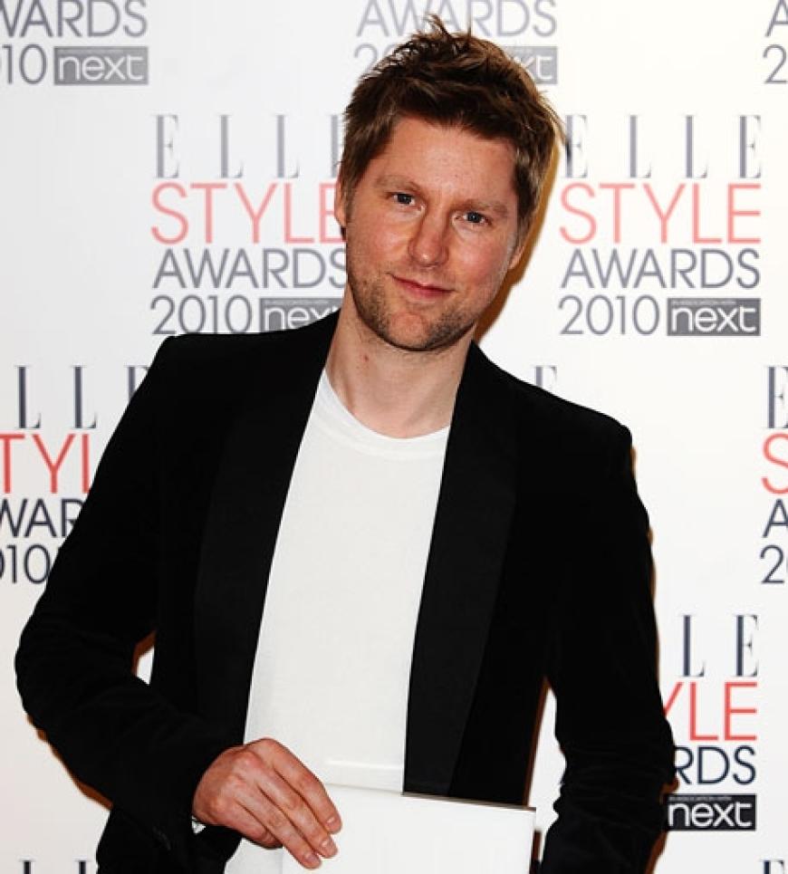 Burberry-Designer Christopher Bailey trägt stolz seine Auszeichnung als