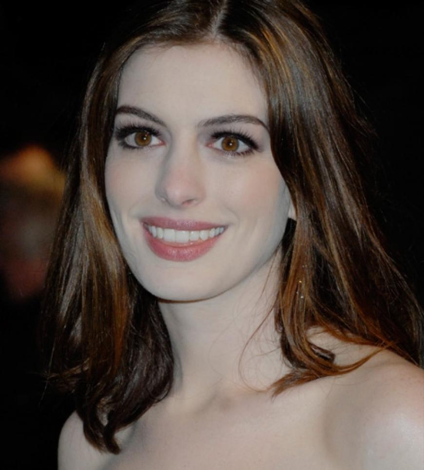 Anne Hathaway ist auch mit von der Partie. Sie spielt die Rolle der gruseligen Weißen Königin