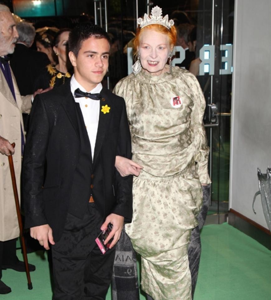 Die britische Designerin Vivienne Westwood setzte sich für die Premiere eine Krone auf