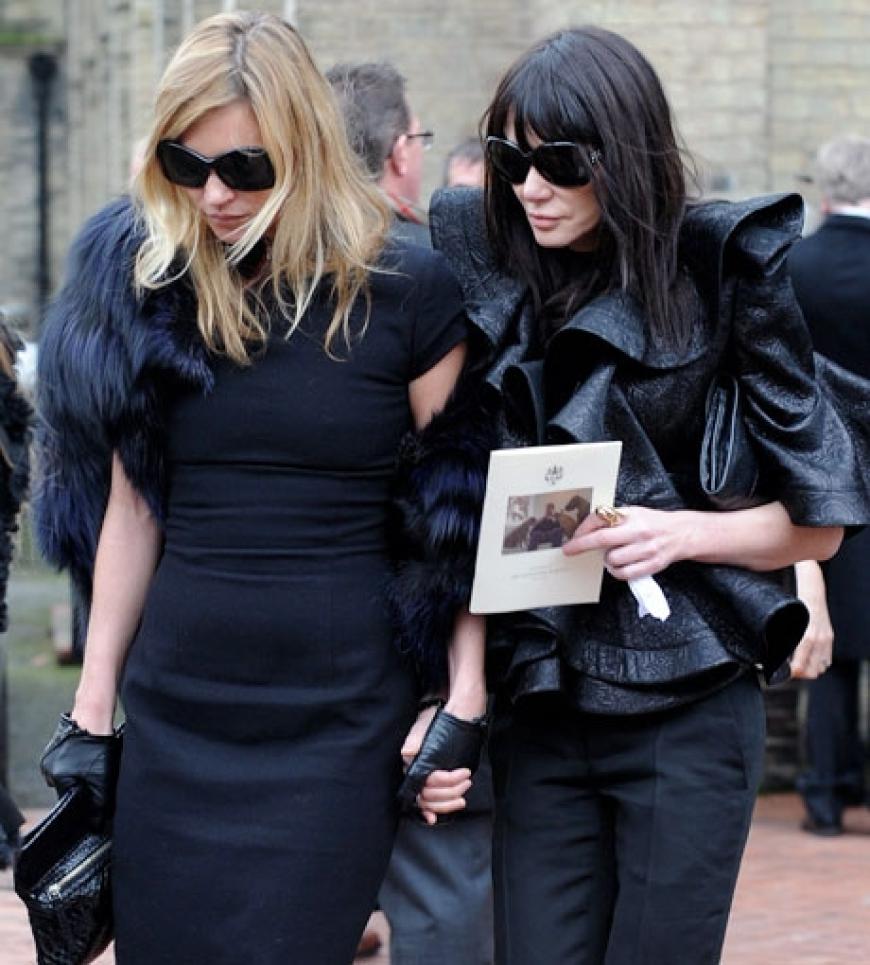 Kate Moss verlässt in Begleitung die St. Paul`s Kirche. Bei McQueens Hochzeit war sie seine Trauzeugin. Nach ihrem Drogenskandal hatte der Designer zu ihr gehalten und sie zu seiner Muse erkoren