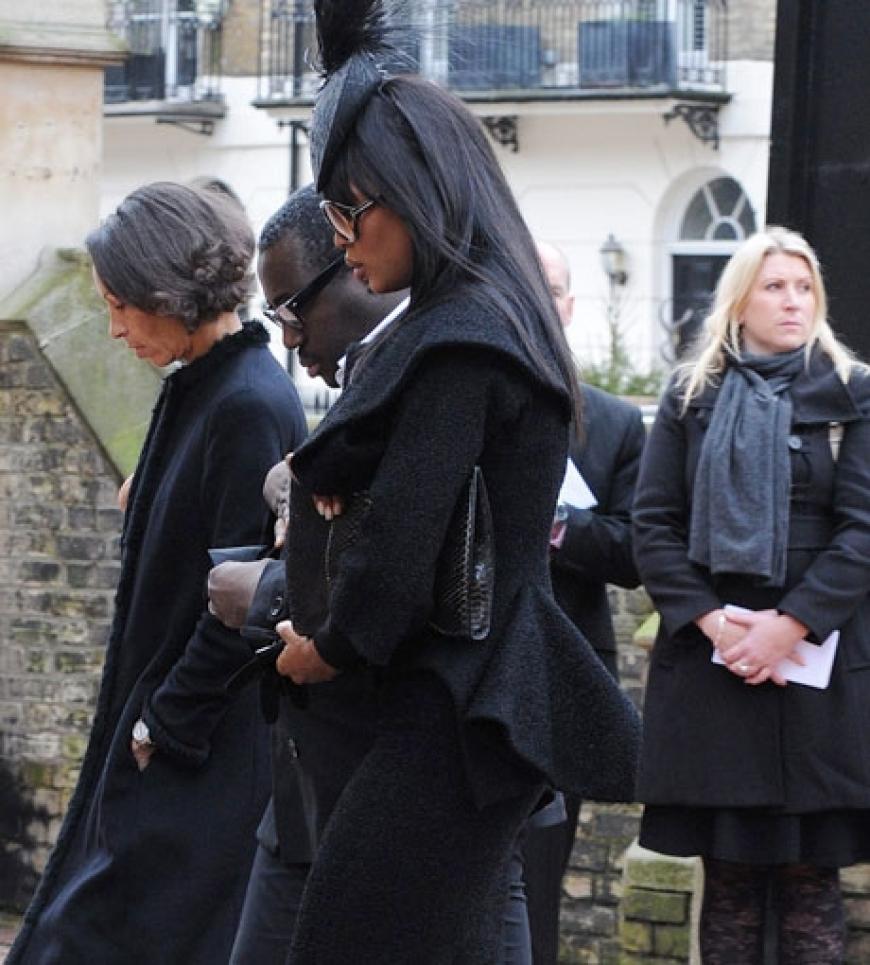 Naomi Campbell ist auch zur McQueen Beerdigung erschienen. Trotz Promi-Auflauf hat sich der Designer sehr einsam gefühlt