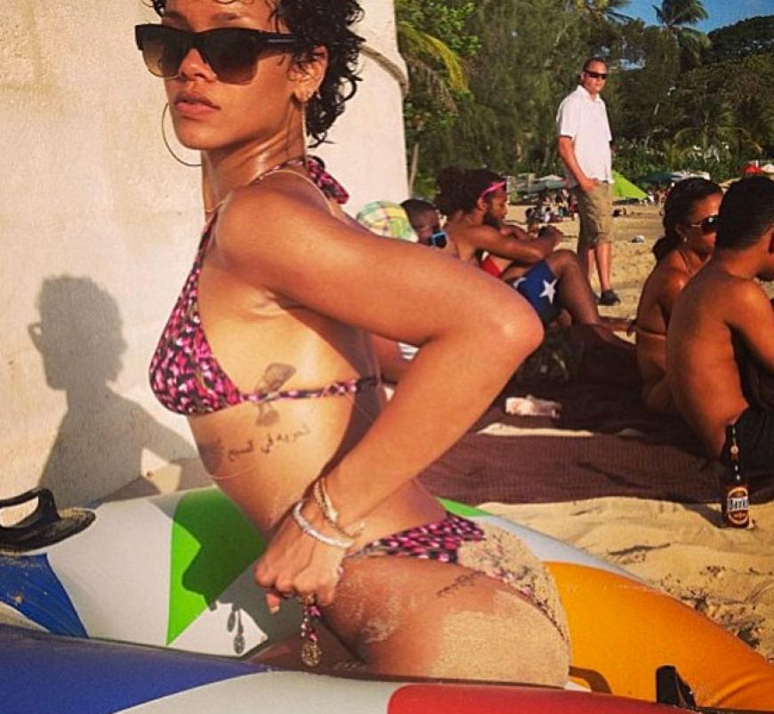 Rihanna zeigt ihren knackigen Hintern am Strand von Barbados