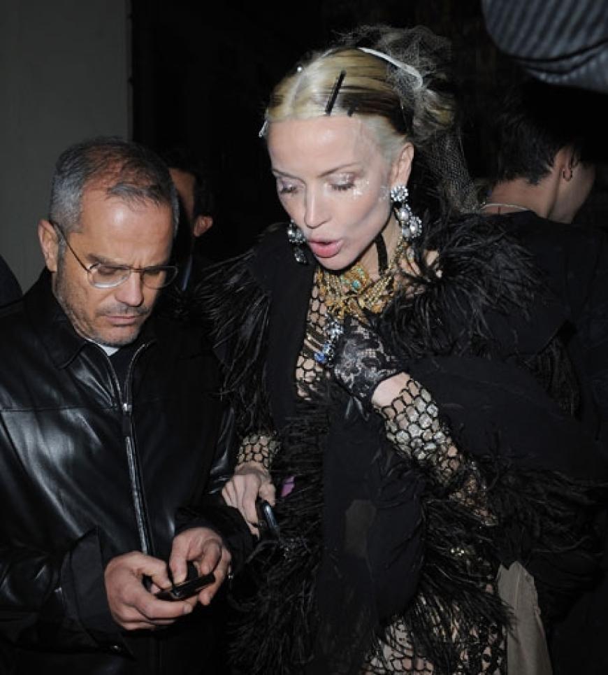 Die britische Fashion-Ikone Daphne Guiness ist nach Mailand gereist, um sich inspirieren zu lassen. Die Fashion Week ist aber auch eine gelungene Ablenkung für sie. Vor ein paar Wochen hat sich ihr enger Freund Alexander McQueen das Leben genommen