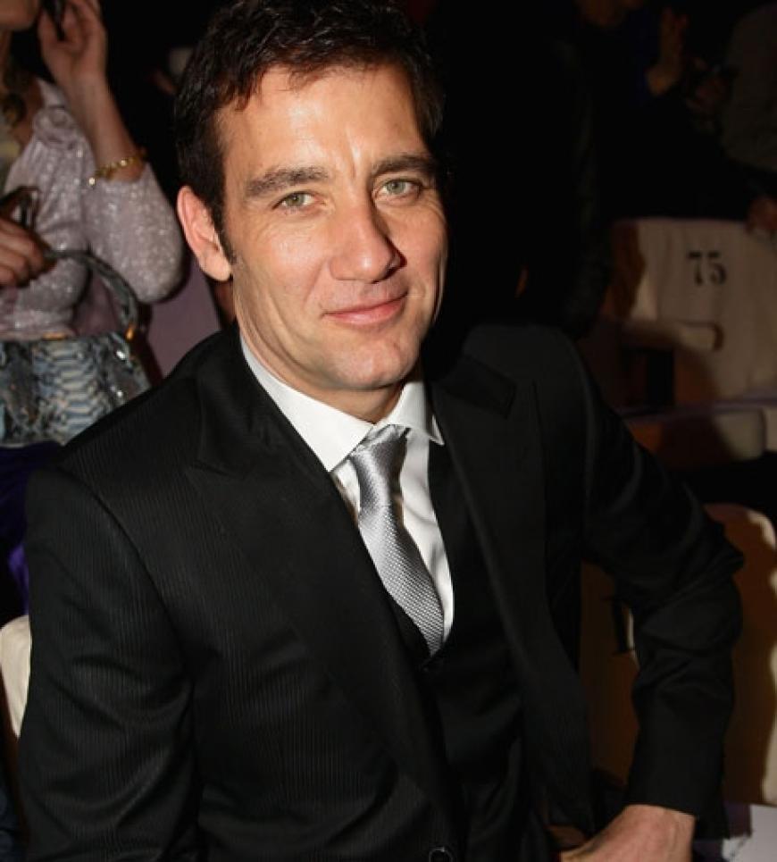 Hollywood-Schauspieler Clive Owen sitzt natürlich in der ersten Reihe