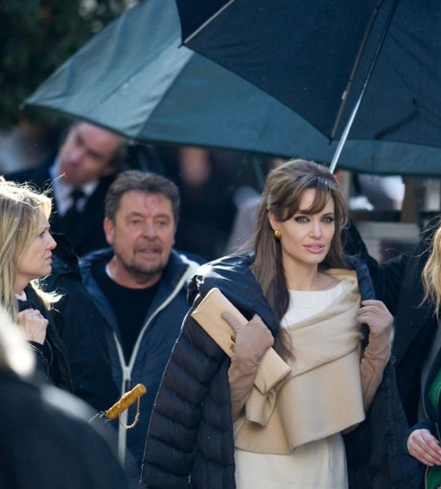 Es heißt, dass Angelina Jolie am Filmset sehr gut gelaunt sei und immer ein Lächeln auf den Lippen habe