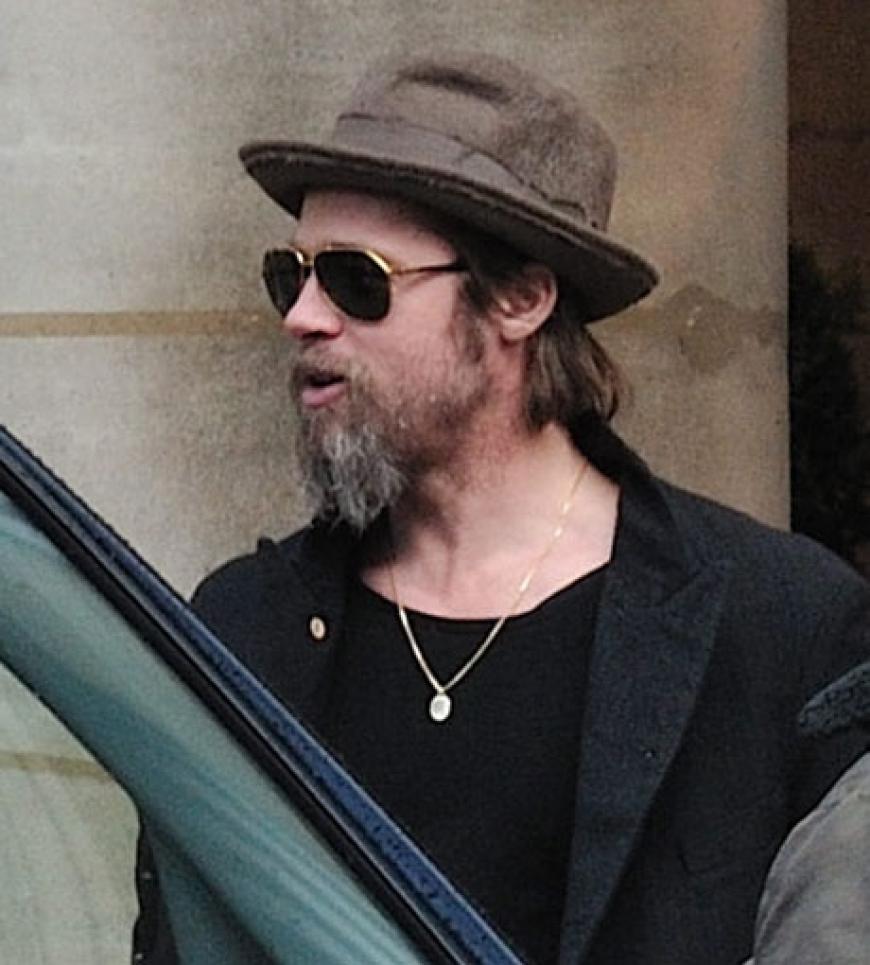 Brad Pitt begleitet seine Lebensgefährtin beim Dreh in Paris. Das Paar ist sogar mit den 6 gemeinsamen Kindern angereist