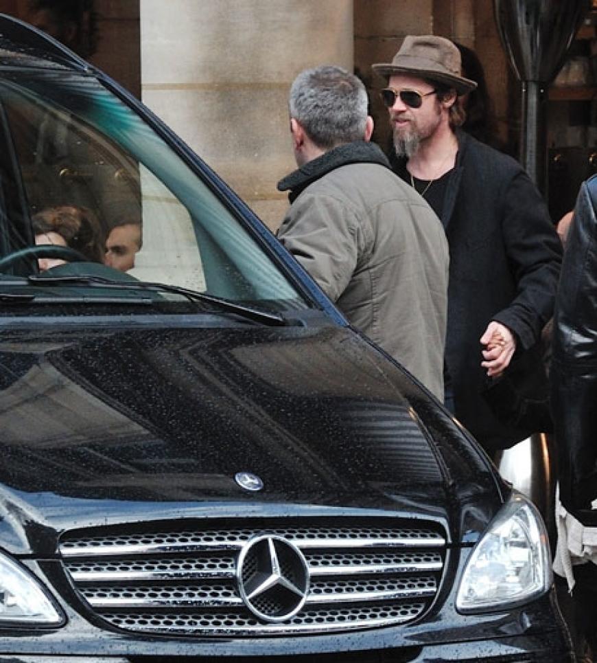 Brad Pitt fährt mit seinen Bodyguards zurück ins Hotel