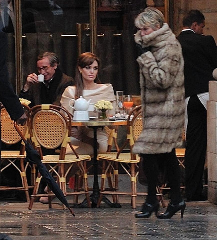 Die Franzosen trauen ihren Augen nicht: Die Hollywood-Diva sitzt in einem Pariser Café und wartet auf ihren Einsatz