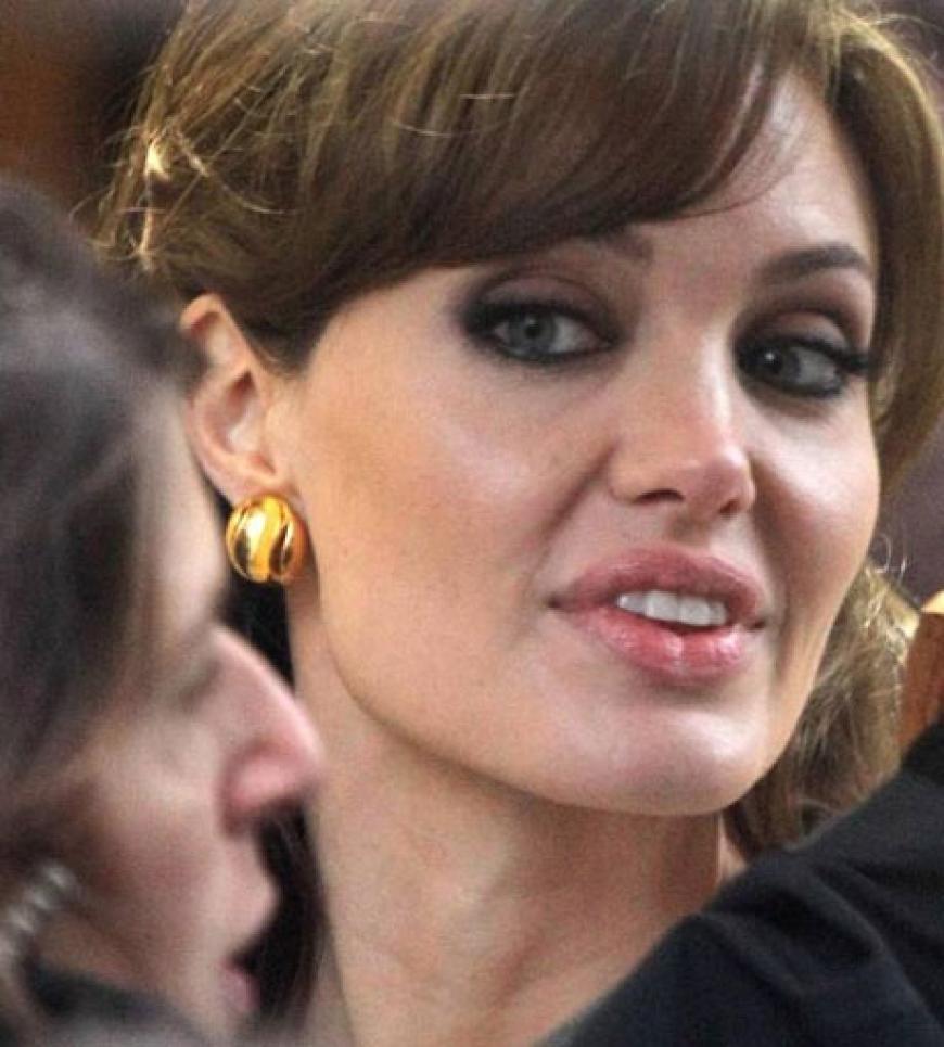 Mit langen braunen Haaren und goldenen Ohrsteckern - tappt Johnny Depp in ihre Falle?