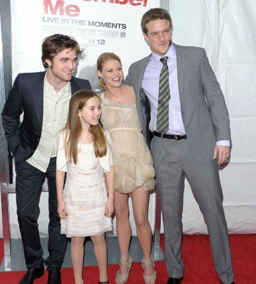 Robert Pattinson mit seinen Filmkollegen Ruby Jerins, Emilie de Ravin und Will Fetters