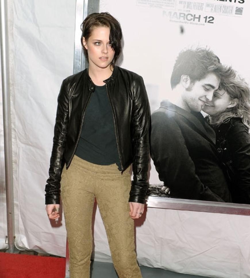 Kristen Stewart vor einem Filmplakat. Eigentlich war sie gar nicht angemeldet, schaute jedoch trotzdem kurz auf der Premiere vorbei
