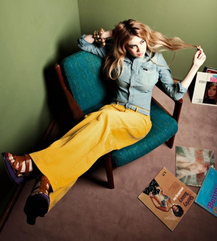 Marlene-Jeans von Escada Sport,
ca. 230´ Euro. Hemd von Lee, ca. 110 Euro. Gürtel von Monki. GroÃe Perlen-kette, zum Armband gewickelt, von Tomshot. Sandalen von Pollini