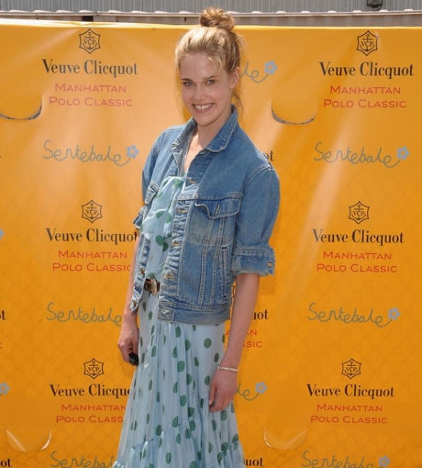 Bohemian, wie Byrdie Bell: Kaum eine Party findet in New York ohne das 24-jährige It-Girl statt. Im Big Apple sorgt Byrdie aber vor allem wegen ihres Stils für Furore. Am liebsten trägt sie den lässigen Hippie-Look - zum Beispiel ein zartes Flatterkleid zur Jeansjacke