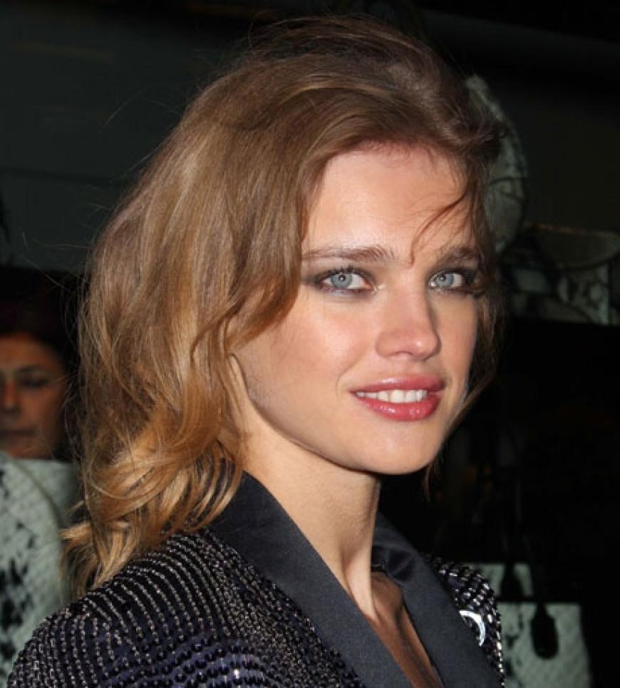 Natalia wählt zum ´Glitzer-Outfit sexy Smokey Eyes in soften Rauchtönen. Damit unterstreicht sie aber nicht nur die Farbe ´ihrer Jeans, sondern auch die ihrer Augen
