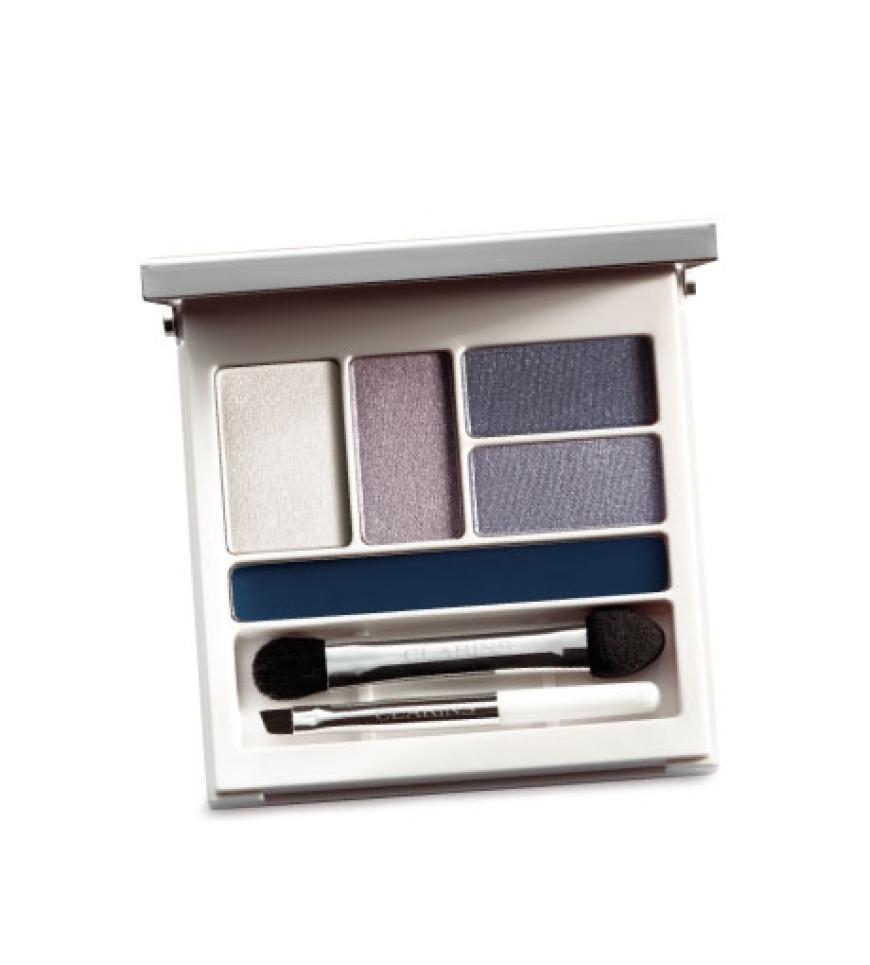 OK!-Tipp: Die Smokey Eyes wirken intensiver, wenn Sie den Lidschatten mit angefeuchtetem Applikator auftragen. Betont ihre Augenfarbe: