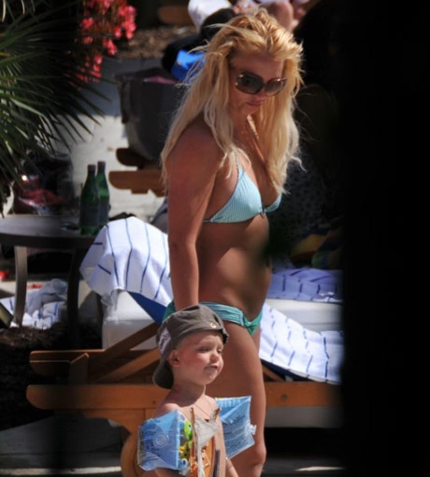 Der kleine Jayden will noch eine Runde schwimmen. Britney begleitet ihn zum Pool