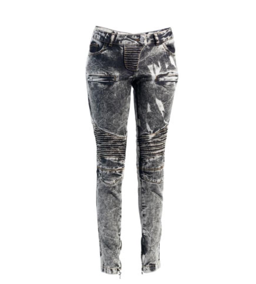Die Jeans ist wie eine richtige Motoradhose von Steppnähten durchzogen oder hat eine betonte Kniepartie. Schunk & Rosenfeld,
ca. 190 Euro
