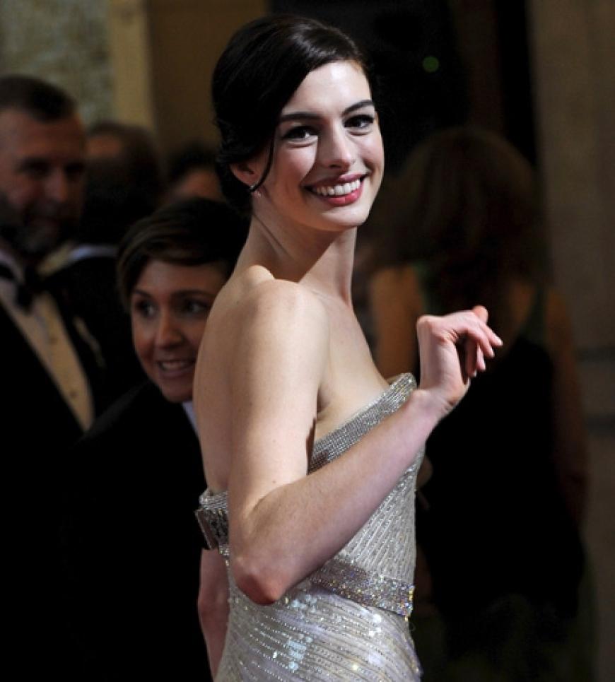 Anne Hathaway zeigte 2009 ihren makellosen Oberkörper in einer silbernen Bustierrobe von Armani Privé