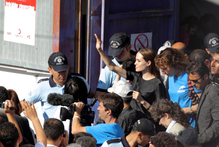 Die UN-Botschafterin bei ihrer Ankunft in Hatay, Türkei am 17. Juni 2011. Sie besucht dort die syrischen Menschen in den Flüchtlingslagern.