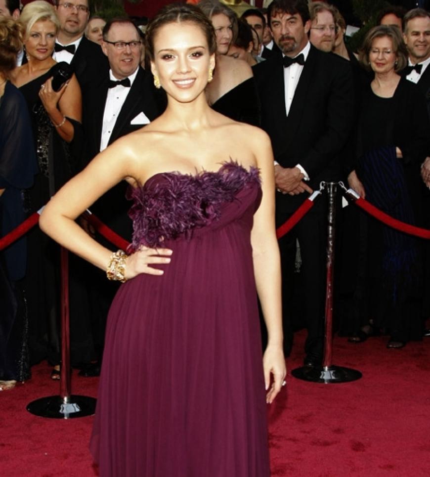 Stilsicher: Jessica Alba weiß, wie es geht. Die US-Schauspielerin trug 2008 eine lilafarbende Bustierrobe von Marchesa