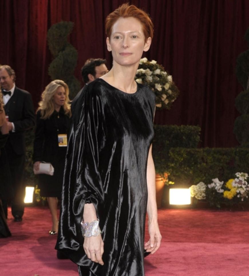 Tilda Swinton mag es extravagant. Ihr Samt-Kleid ist von Lanvin