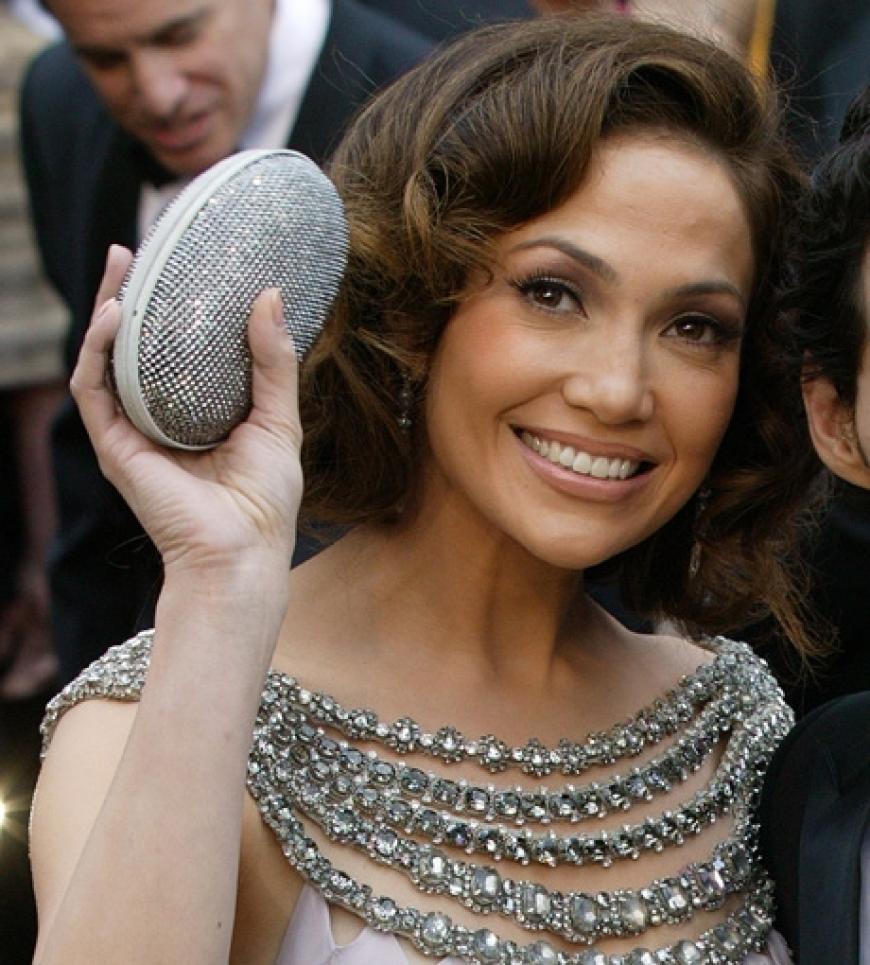 Jennifer Lopez glitzerte 2007 mit ihren Accessoires um die Wette. Ihr Kleid ist von Marchesa