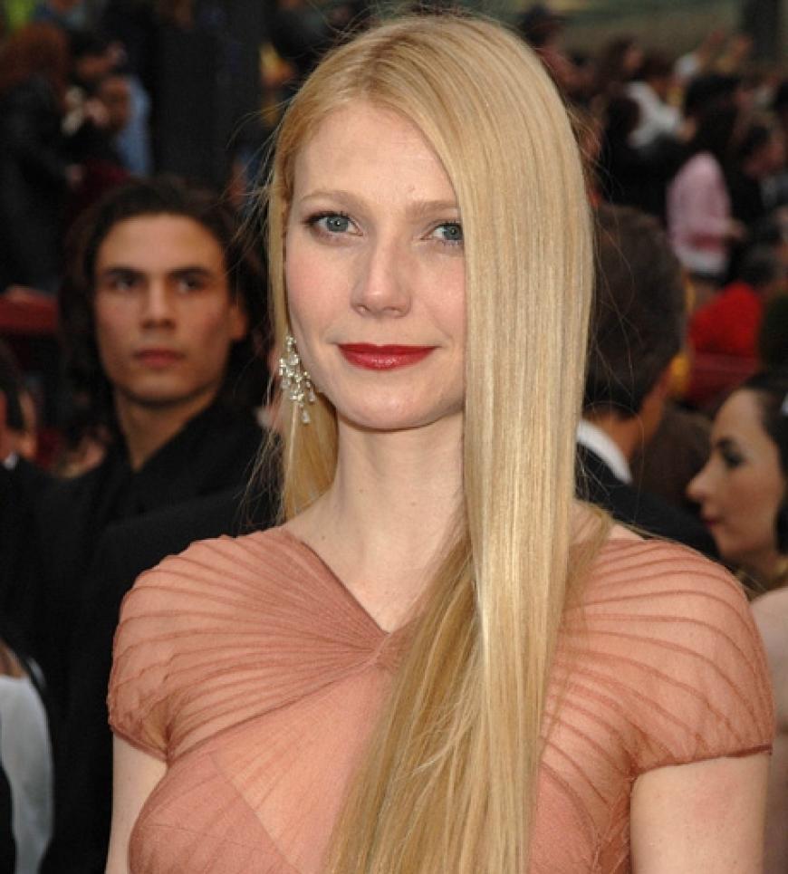 Gwyneth Paltrow kombiniert ihr Nude-Kleid mit tiefroten Lippen
