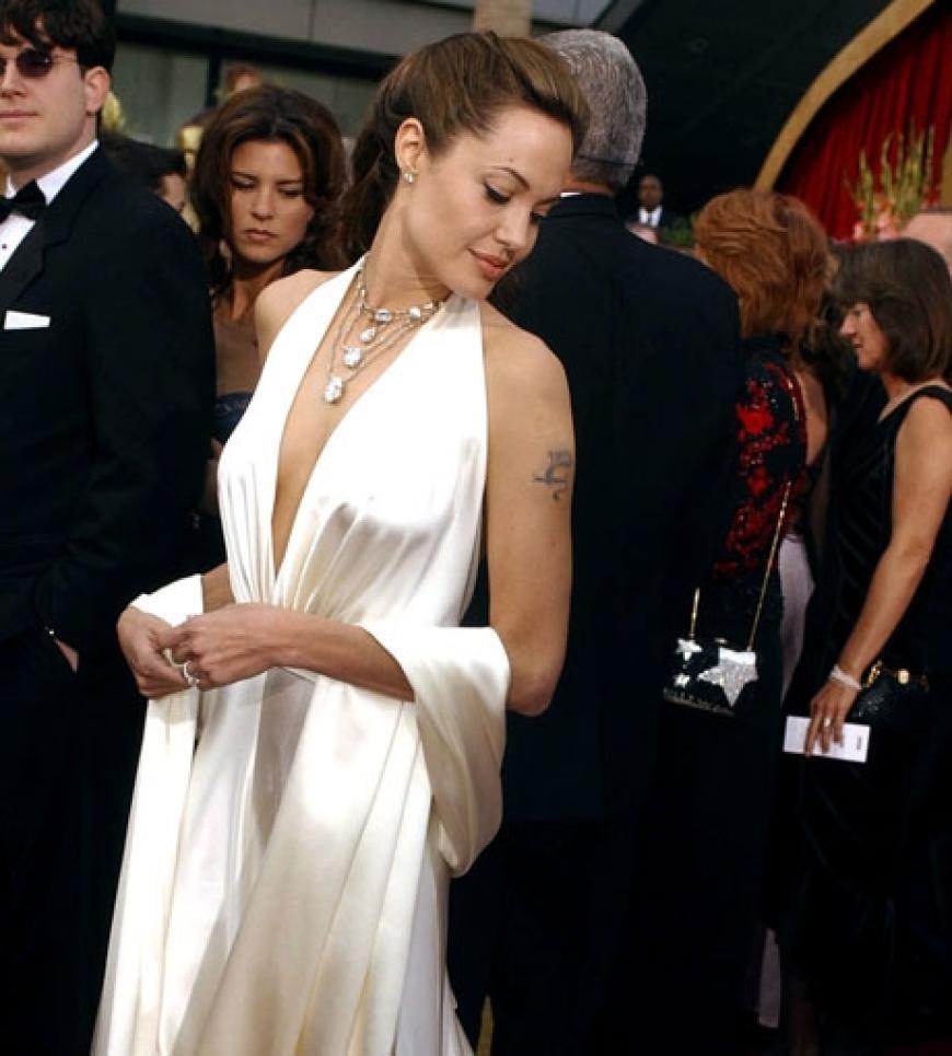 Toll! Einfach unvergessen, bleibt dieses Oscar-Dress von Angelina Jolie. Die Schauspielerin trug 2004 ein weißes Seidenkleid von Marc Bouwer