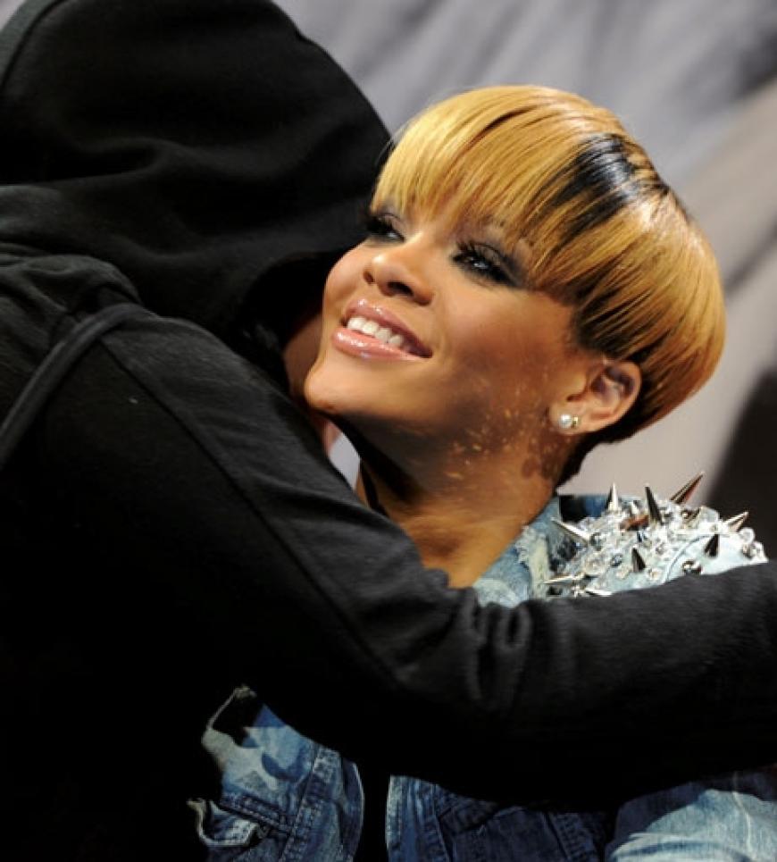 Auf Tuchfühlung: Rihanna lässt sogar Umarmungen zu