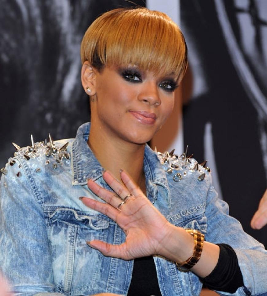 Gut gelaunt: Die ersten Rihanna-Fans warteten seit 10 Uhr früh vor dem Mediamarkt am Alexanderplatz in Berlin. Rihanna ist von ihrer Beliebtheit beeindruckt