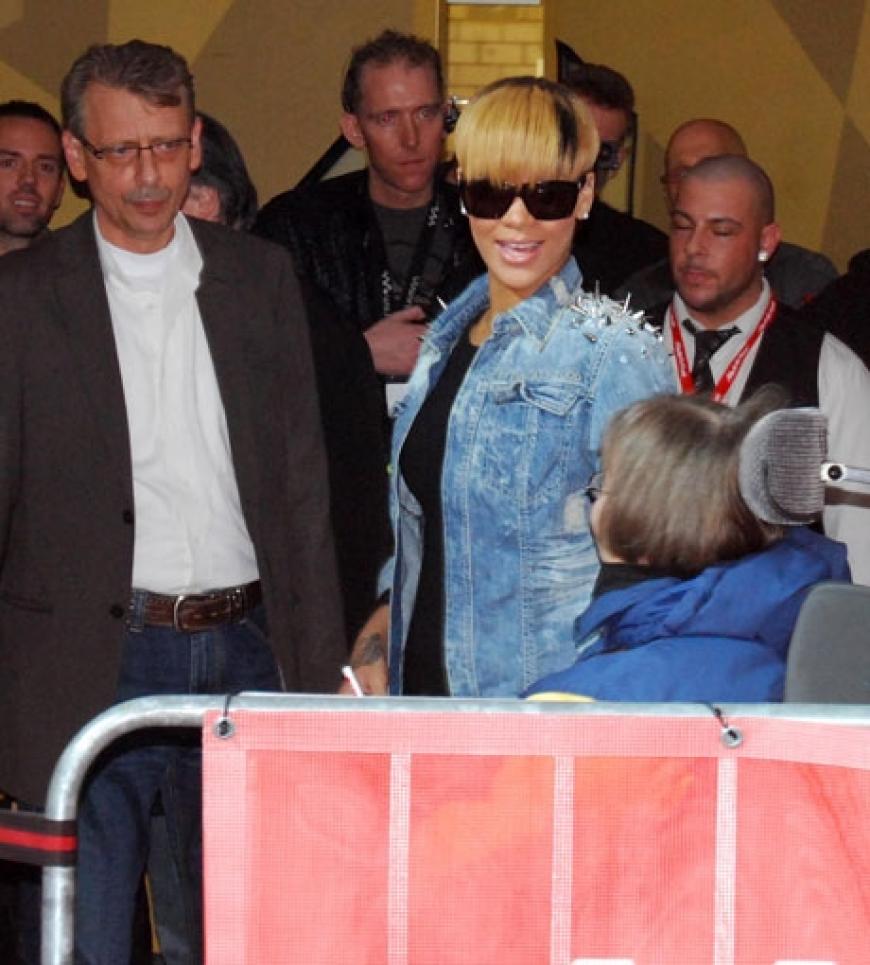 Rihanna begrüßt ihre Fans herzlich. So viel Kontakt ist man von einem Superstar gar nicht gewohnt